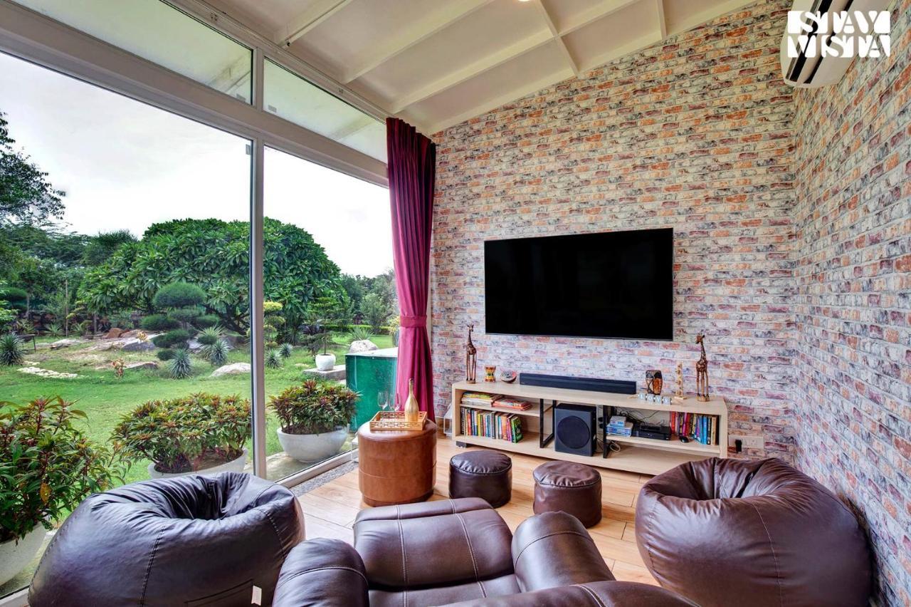 Stayvista At Idyllic Farmhouse - A Glasshouse With Outdoor Pool Gurgaon Exteriör bild