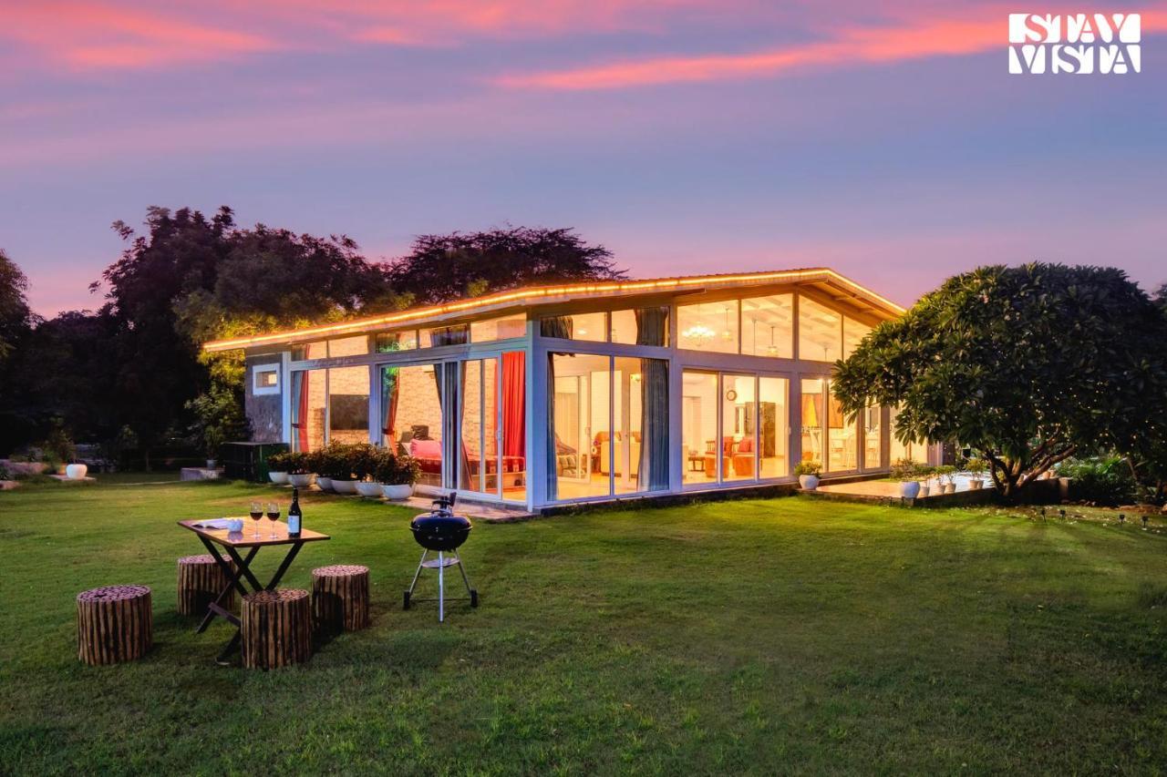 Stayvista At Idyllic Farmhouse - A Glasshouse With Outdoor Pool Gurgaon Exteriör bild