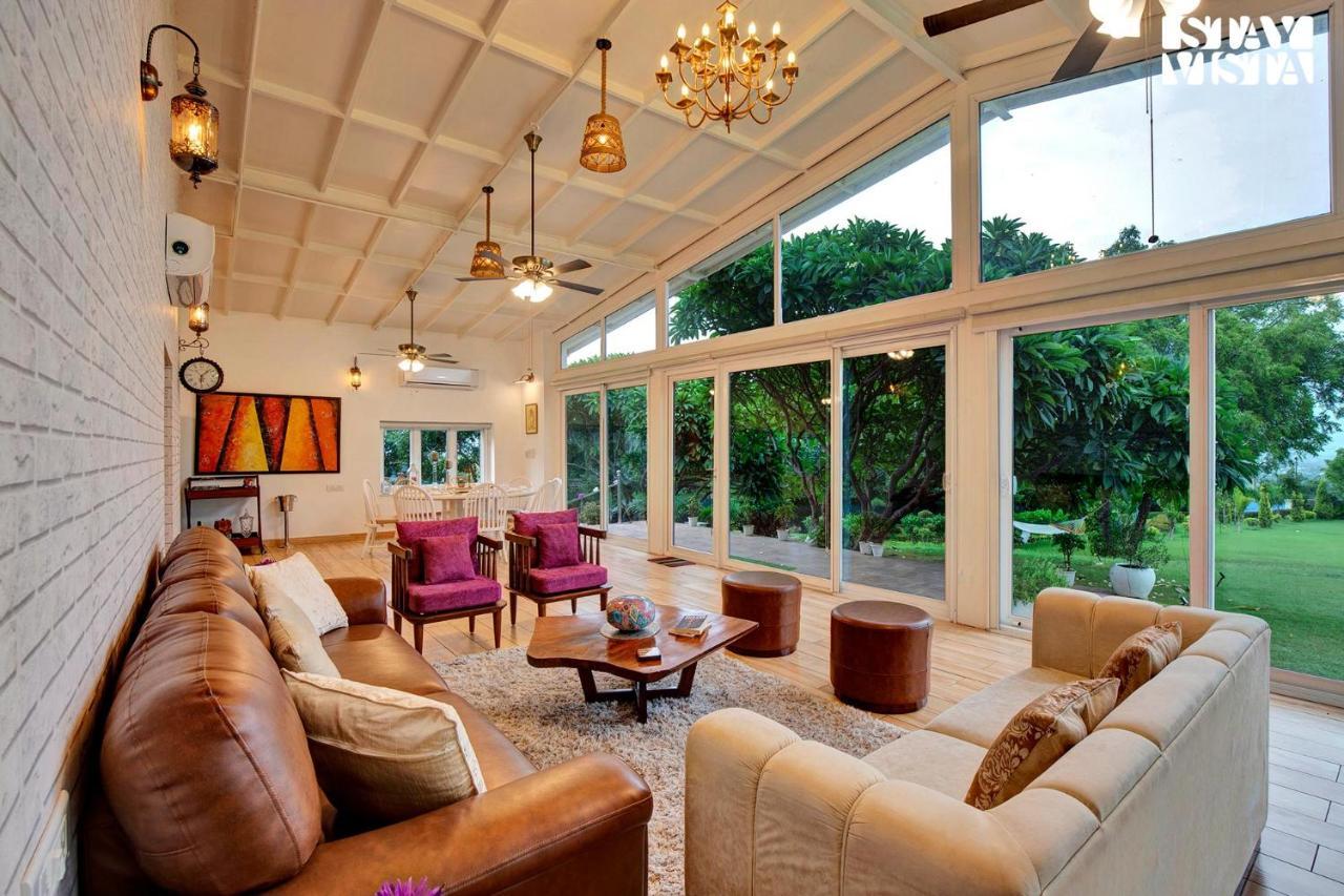 Stayvista At Idyllic Farmhouse - A Glasshouse With Outdoor Pool Gurgaon Exteriör bild